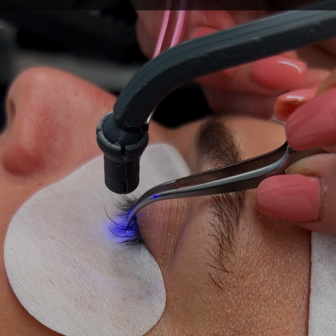 UV-Licht härtet den Wimpernkleber an der Wimper aus – LUXUSLASHES®