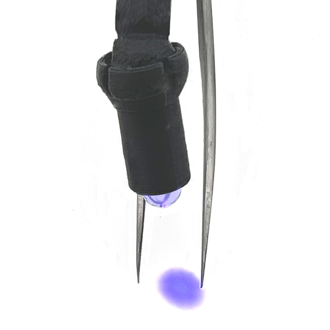 UV-Licht punktgenau zwischen den Pinzettenspitzen – LUXUSLASHES®