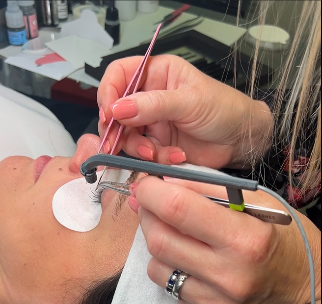 UV-Lichtsystem für die Wimpernverlängerung von LUXUSLASHES®
